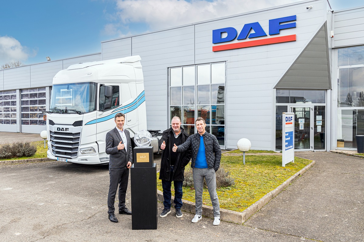 DAF-names-International-Dealer-of-the-Year-2022-01