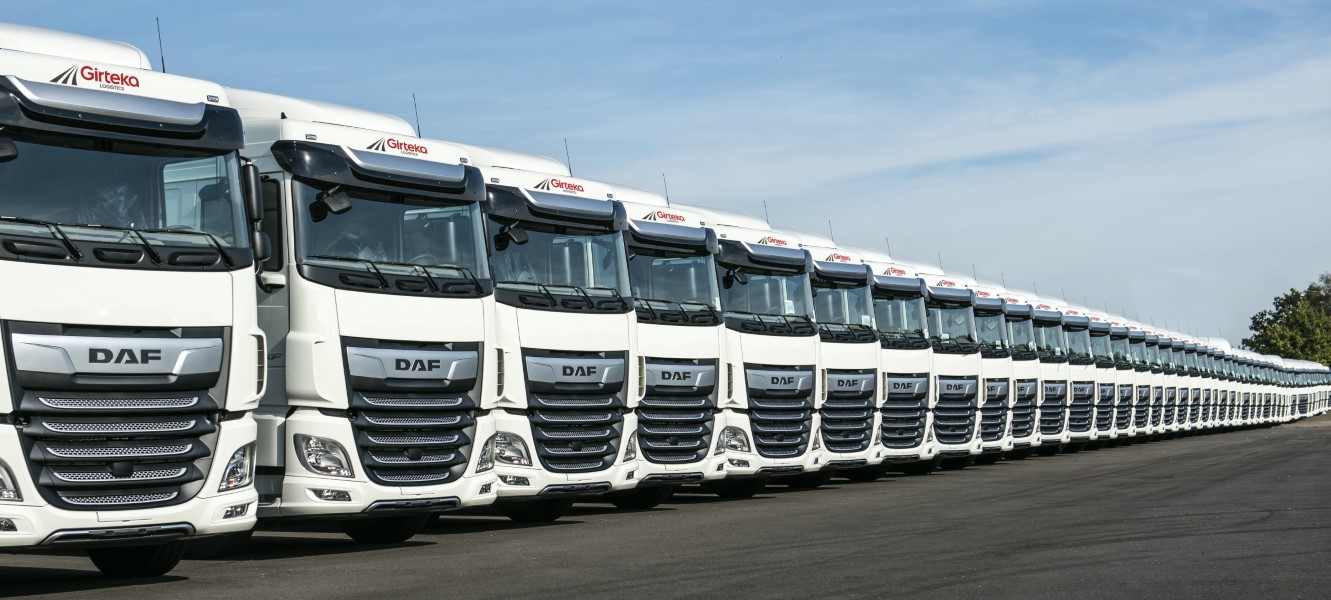 DAF-XF-row-Girteka-delivery-01